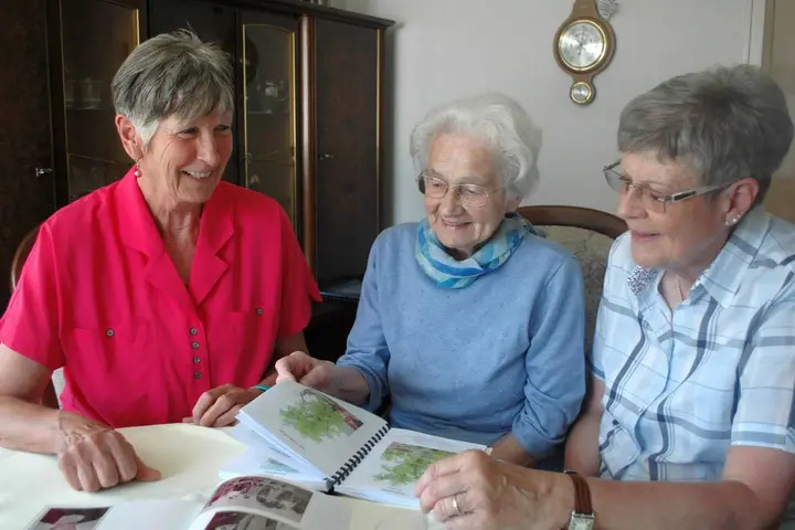Rosa Heffner (M.) freut sich: Dank der Unterstützung durch das Netzwerk Nachbarschaftshilfev - hier vertreten durch Christel Erbacher (l.) und Yvonne Wolfmüller (r.) - fällt der Seniorin der Alltag leichter. Foto: Adrian Brosch